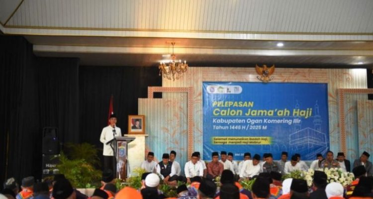 Bupati Kabupaten Ogan Komering Ilir (OKI), H. Muchendi Mahzareki, melepas Calon Jemaah Haji Kabupaten OKI di Pendopo Kabupatenan, pada hari Jum’at, tanggal 16 Mei 2025.