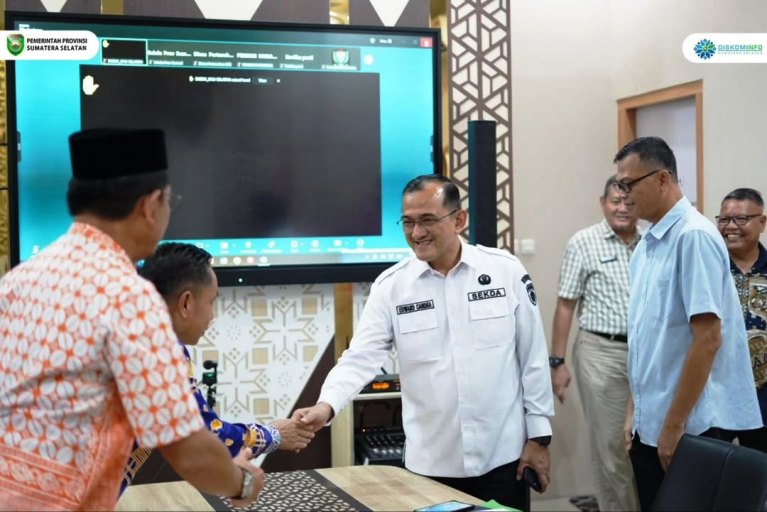Sekretaris Daerah Provinsi Sumatera Selatan, Drs. H. Edward Candra, MH menghadiri secara virtual paparan Badan Gizi Nasional (BGN) terkait rencana MoU dukungan pemerintah daerah dalam penyediaan tanah untuk pembangunan Satuan Pelayanan Pemenuhan Gizi (SPPG) di Sumsel Command Center,