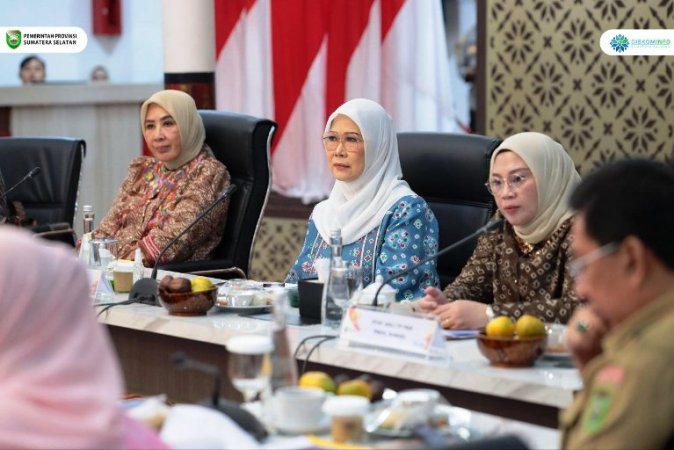Ketua Dekranasda Prov. Sumsel, Hj. Feby Herman Deru menyambut kehadiran Ketua Harian Dekranas, Tri Tito Karnavian, beserta para pejabat pendamping di Griya Agung.