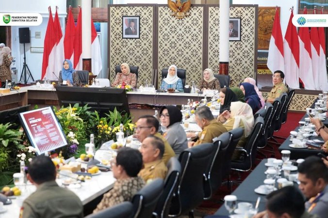 Ketua Dekranasda Prov. Sumsel, Hj. Feby Herman Deru menyambut kehadiran Ketua Harian Dekranas, Tri Tito Karnavian, beserta para pejabat pendamping di Griya Agung.