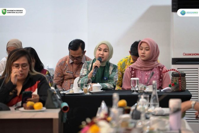 Ketua Dekranasda Prov. Sumsel, Hj. Feby Herman Deru menyambut kehadiran Ketua Harian Dekranas, Tri Tito Karnavian, beserta para pejabat pendamping di Griya Agung.