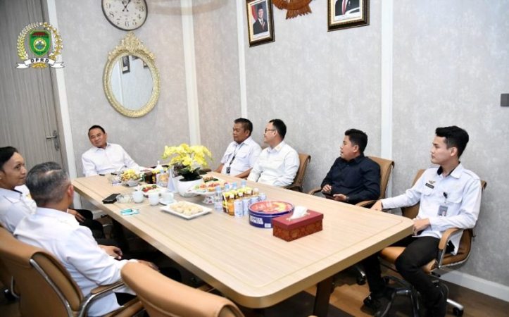 Ketua Dewan Perwakilan Rakyat Daerah (DPRD) Provinsi Sumatera Selatan (Sumsel), Andie Dinialdie, menerima audiensi Kepala Lembaga Pemasyarakatan (Kalapas) Kelas I Palembang, M. Pithra Jaya Saragih, beserta jajarannya di ruang kerja Ketua DPRD Sumsel, Jalan POM IX Kota Palembang.