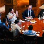 Presiden Prabowo Subianto menerima Utusan Khusus Perdana Menteri Inggris Urusan Pendidikan Prof. Sir Steve Smith dan Duta Besar Inggris untuk Indonesia Dominic Jermey, serta perwakilan dari Russel Group di kediamannya di Hambalang, Bogor, Provinsi Jawa Barat, pada Jumat, 30 Mei 2025. Foto: BPMI Setpres/Laily Rachev