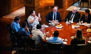 Presiden Prabowo Subianto menerima Utusan Khusus Perdana Menteri Inggris Urusan Pendidikan Prof. Sir Steve Smith dan Duta Besar Inggris untuk Indonesia Dominic Jermey, serta perwakilan dari Russel Group di kediamannya di Hambalang, Bogor, Provinsi Jawa Barat, pada Jumat, 30 Mei 2025. Foto: BPMI Setpres/Laily Rachev