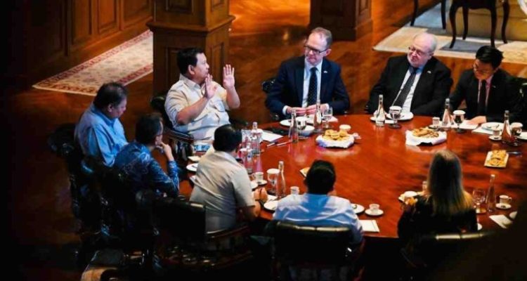 Presiden Prabowo Subianto menerima Utusan Khusus Perdana Menteri Inggris Urusan Pendidikan Prof. Sir Steve Smith dan Duta Besar Inggris untuk Indonesia Dominic Jermey, serta perwakilan dari Russel Group di kediamannya di Hambalang, Bogor, Provinsi Jawa Barat, pada Jumat, 30 Mei 2025. Foto: BPMI Setpres/Laily Rachev
