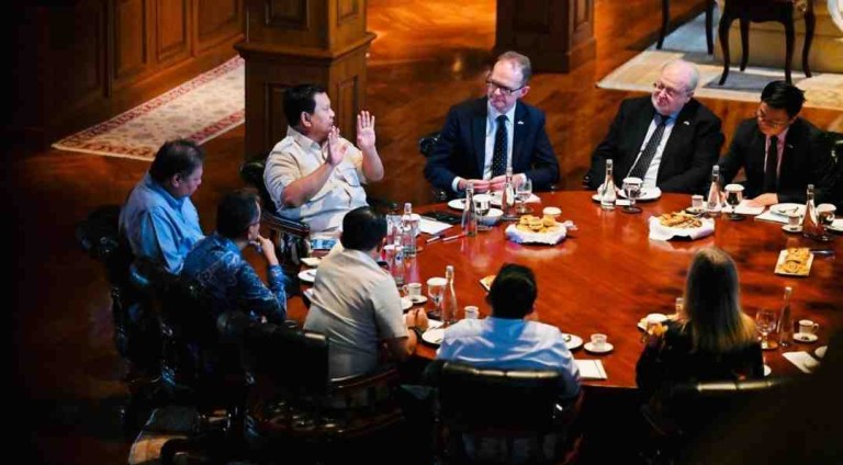 Presiden Prabowo Subianto menerima Utusan Khusus Perdana Menteri Inggris Urusan Pendidikan Prof. Sir Steve Smith dan Duta Besar Inggris untuk Indonesia Dominic Jermey, serta perwakilan dari Russel Group di kediamannya di Hambalang, Bogor, Provinsi Jawa Barat, pada Jumat, 30 Mei 2025. Foto: BPMI Setpres/Laily Rachev