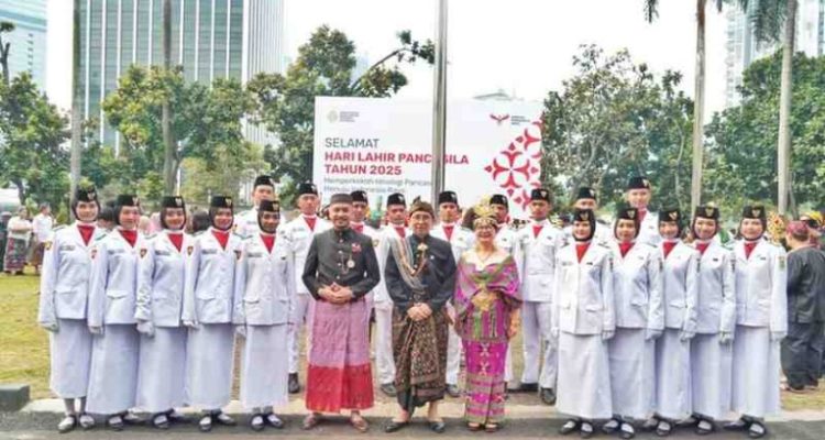 Menteri Kebudayaan RI, Fadli Zon, memimpin Upacara Bendera Peringatan Hari Lahir Pancasila 2025 di halaman Kompleks Kementerian Pendidikan, Kebudayaan, Riset, dan Teknologi (Kemdikbudristek), Senayan, Jakarta, Minggu (1/6/2025) (Foto: Dok Kementerian Kebudayaan)