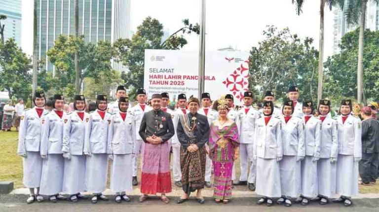 Menteri Kebudayaan RI, Fadli Zon, memimpin Upacara Bendera Peringatan Hari Lahir Pancasila 2025 di halaman Kompleks Kementerian Pendidikan, Kebudayaan, Riset, dan Teknologi (Kemdikbudristek), Senayan, Jakarta, Minggu (1/6/2025) (Foto: Dok Kementerian Kebudayaan)