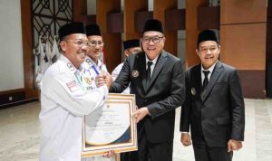 Pelantikan dan pengambilan sumpah tiga Kepala Desa Antar Waktu (PAW) serta kepengurusan Dewan Pimpinan Cabang Asosiasi Pemerintah Desa Seluruh Indonesia (DPC APDESI) Kabupaten Muba periode 2025–2030, di Opproom Pemkab Muba, Senin (2/6/2025).