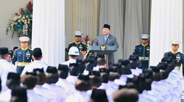 Presiden Prabowo Subianto memimpin Upacara Peringatan Hari Lahir Pancasila tahun 2025 yang digelar secara khidmat di Gedung Pancasila, Kementerian Luar Negeri, Jakarta, pada Senin, 2 Juni 2025. Foto: BPMI Setpres/Laily Rachev