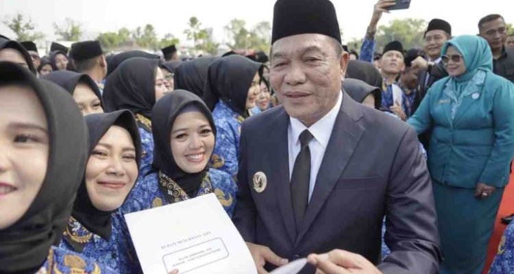 Bupati Muba HM Toha SH melantik dan mengambil sumpah 2.838 Pegawai Pemerintah dengan Perjanjian Kerja (PPPK) dan 151 Calon Pegawai Negeri Sipil (CPNS) di lingkungan Pemkab Muba.