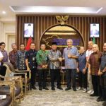 Herman Deru saat menerima kunjungan Sekretaris Jenderal Pengurus Besar Ikatan Sport Sepeda Indonesia (PB ISSI), Parama Nugroho, di Ruang Tamu Gubernur Sumsel, Kamis (5/6/2025).