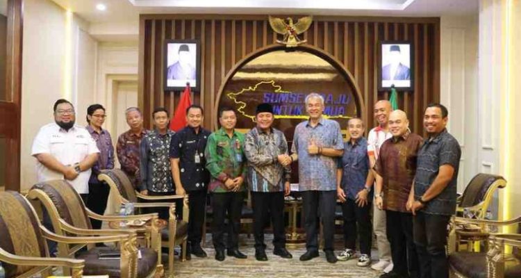 Herman Deru saat menerima kunjungan Sekretaris Jenderal Pengurus Besar Ikatan Sport Sepeda Indonesia (PB ISSI), Parama Nugroho, di Ruang Tamu Gubernur Sumsel, Kamis (5/6/2025).