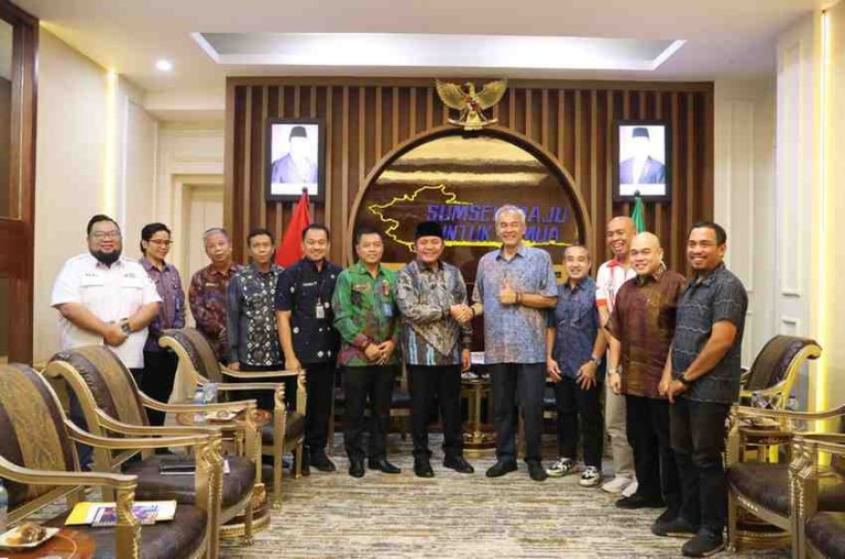 Herman Deru saat menerima kunjungan Sekretaris Jenderal Pengurus Besar Ikatan Sport Sepeda Indonesia (PB ISSI), Parama Nugroho, di Ruang Tamu Gubernur Sumsel, Kamis (5/6/2025).