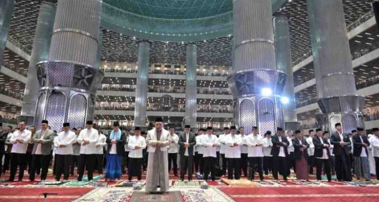 Presiden Prabowo Subianto menunaikan salat iduladha 1446 Hijriah di Masjid Istiqlal, Jakarta, pada Jumat, 6 Juni 2025 Foto: BPMI Setpres/Kris