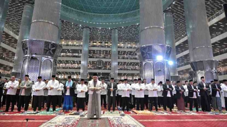 Presiden Prabowo Subianto menunaikan salat iduladha 1446 Hijriah di Masjid Istiqlal, Jakarta, pada Jumat, 6 Juni 2025 Foto: BPMI Setpres/Kris
