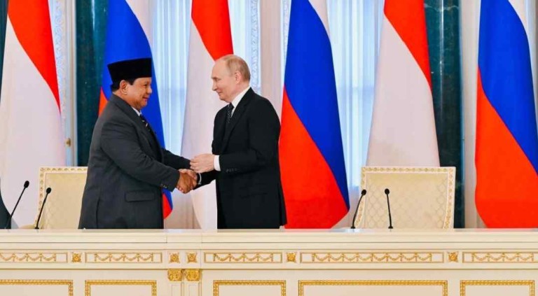 Presiden Republik Indonesia, Prabowo Subianto dan Presiden Federasi Rusia, Vladimir Putin menyampaikan keterangan pers bersama usai pertemuan bilateral di Istana Konstantinovsky, St. Petersburg, pada Kamis, 19 Juni 2025. Foto: BPMI Setpres/Laily Rachev
