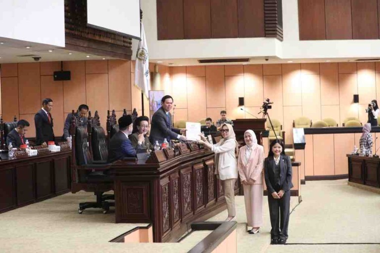 Hj. Eva Susanti, S.E., M.M., turut hadir dalam Sidang Paripurna Ke-14 DPD RI Masa Sidang V Tahun Sidang 2024–2025.