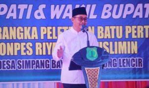 Kyai Rohman melakukan kunjungan kerja ke Desa Simpang Bayat, Kecamatan Bayung Lencir dalam rangka kegiatan Safari Jumat yang dirangkaikan dengan peletakan batu pertama pembangunan Pondok Pesantren Riyadhul Muslimin, Jumat (27/6/2025).