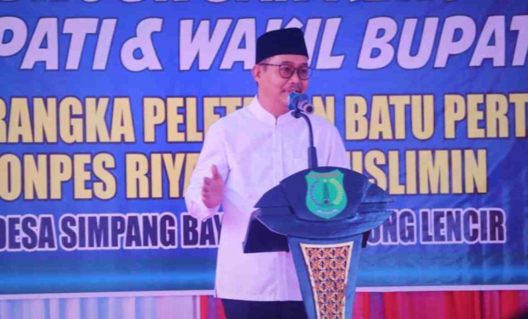 Kyai Rohman melakukan kunjungan kerja ke Desa Simpang Bayat, Kecamatan Bayung Lencir dalam rangka kegiatan Safari Jumat yang dirangkaikan dengan peletakan batu pertama pembangunan Pondok Pesantren Riyadhul Muslimin, Jumat (27/6/2025).
