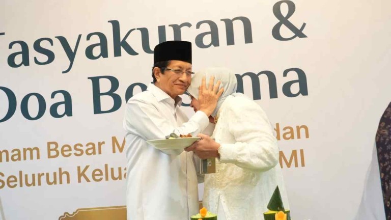 Menteri Agama Nasaruddin Umar dan istri