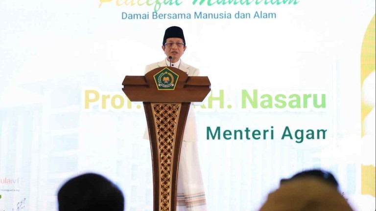 Menag memberi nasehat pernikahan pada nikah massal di Istiqal, Sabtu (28/6/2025)