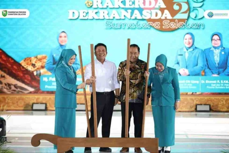 H. Herman Deru, bersama Wakil Gubernur menghadiri Opening Ceremony Rapat Konsultasi dan Rapat Kerja Daerah (Rakon & Rakerda) Dekranasda Sumsel Tahun 2025, Rabu (25/6/2025), bertempat di The Sultan Convention Center, Palembang.
