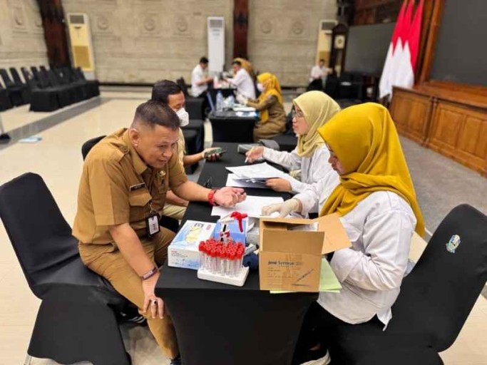 ASN Pemprov Jatim saat mengikuti cek kesehatan gratis (CKG) di ruang Bhinaloka di Kantor Gubernur Jatim Jl. Pahlawan Surabaya. Foto: Hans MC Jatim (MC Prov. Jawa Timur)