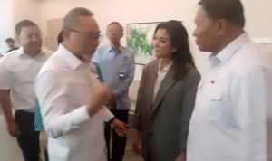 Menko Bidang Pangan sekaligus Ketua Satuan Tugas (Satgas) Pembentukan Koperasi Desa/Kelurahan (Kopdes) Merah Putih, Zulkifli Hasan, (kiri baju putih) berbicang dengan Dirjen Komunikasi Publik dan Media Kementerian Komdigi, Fifi Aleyda Yahya di sela Bimtek Kelembagaan Kopdes Merah Putih di Jakarta, Rabu (25/6/2025),. Pada kesempatan itu, Menko Pangan menyatakan bahwa program Kopdes Merah Putih berpotensi menciptakan lapangan kerja hingga 2 juta orang di seluruh desa dan kelurahan di Indonesia. (Foto Wandi/InfoPublik)