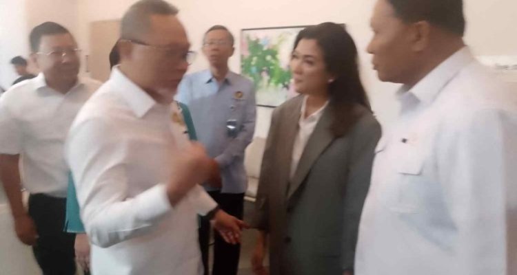 Menko Bidang Pangan sekaligus Ketua Satuan Tugas (Satgas) Pembentukan Koperasi Desa/Kelurahan (Kopdes) Merah Putih, Zulkifli Hasan, (kiri baju putih) berbicang dengan Dirjen Komunikasi Publik dan Media Kementerian Komdigi, Fifi Aleyda Yahya di sela Bimtek Kelembagaan Kopdes Merah Putih di Jakarta, Rabu (25/6/2025),. Pada kesempatan itu, Menko Pangan menyatakan bahwa program Kopdes Merah Putih berpotensi menciptakan lapangan kerja hingga 2 juta orang di seluruh desa dan kelurahan di Indonesia. (Foto Wandi/InfoPublik)