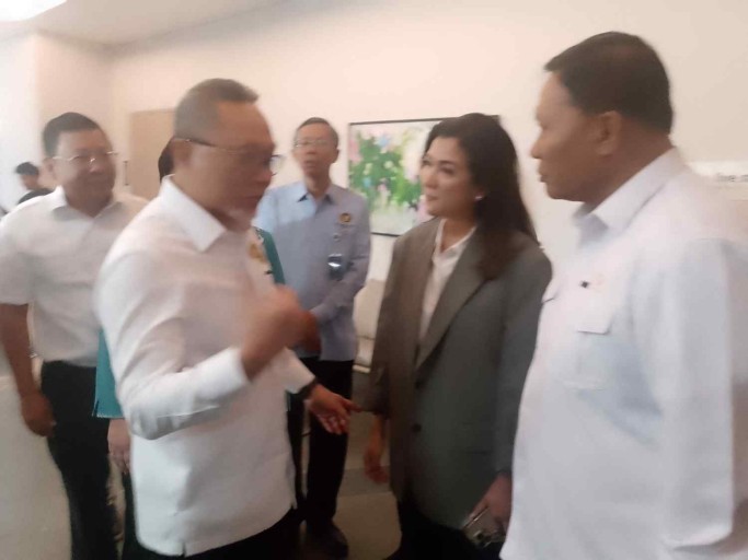Menko Bidang Pangan sekaligus Ketua Satuan Tugas (Satgas) Pembentukan Koperasi Desa/Kelurahan (Kopdes) Merah Putih, Zulkifli Hasan, (kiri baju putih) berbicang dengan Dirjen Komunikasi Publik dan Media Kementerian Komdigi, Fifi Aleyda Yahya di sela Bimtek Kelembagaan Kopdes Merah Putih di Jakarta, Rabu (25/6/2025),. Pada kesempatan itu, Menko Pangan menyatakan bahwa program Kopdes Merah Putih berpotensi menciptakan lapangan kerja hingga 2 juta orang di seluruh desa dan kelurahan di Indonesia. (Foto Wandi/InfoPublik)