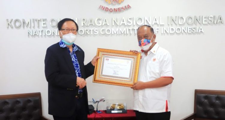 Indonesia berduka atas berpulangnya legenda bulu tangkis Tan Joe Hok pada usia 87 tahun. Sang maestro olahraga nasional meninggal dunia pada Senin (2/6/2025) pukul 10.52 WIB di Rumah Sakit Medistra, Jakarta../Foto Istimewa/Humas KONI Pusat