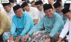 Gubernur Sumatera Selatan H. Herman Deru bersama Wakil Gubernur Sumsel H. Cik Ujang melaksanakan Sholat Idul Adha 1446 Hijriah secara berjamaah di halaman Griya Agung Palembang, Jumat (6/06/2025).