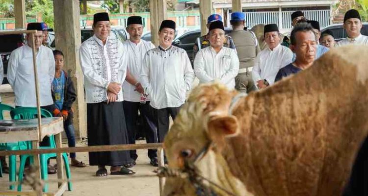 Pemerintah Kabupaten Musi Banyuasin (Muba) merayakan Idul Adha 1446 H dengan melaksanakan penyembelihan hewan kurban di Balai Desa Sungai Angit. Bupati Muba, H M Toha SH, memimpin prosesi bersejarah ini bersama jajaran Forkopimda kepala OPD yang hadir, Jumat (6/6)2025.