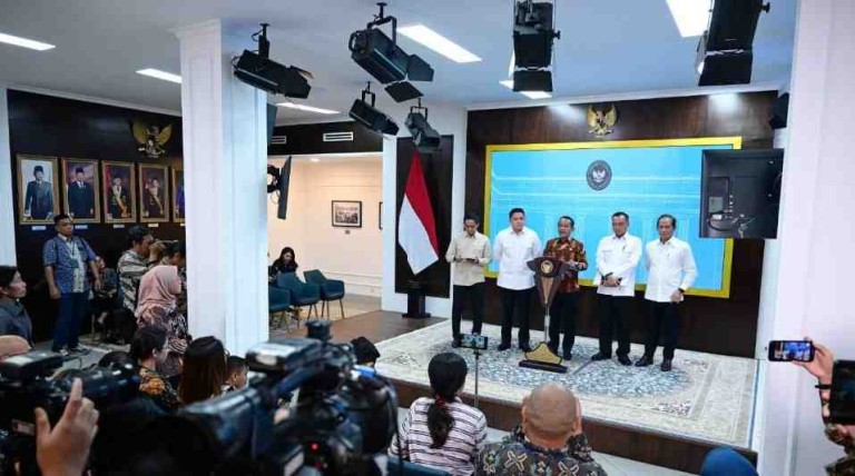 Keterangan Pers oleh Menteri Sekretaris Negara Prasetyo Hadi, Menteri Energi dan Sumber Daya Mineral Bahlil Lahadalia, Menteri Kehutanan Raja Juli Antoni, Menteri Lingkungan Hidup Hanif Faisol Nurofiq, dan Sekretaris Kabinet Teddy Indra Wijaya di Kompleks Istana Kepresidenan Jakarta, pada Selasa, 10 Juni 2025 Foto: BPMI Setpres/Muchlis Jr