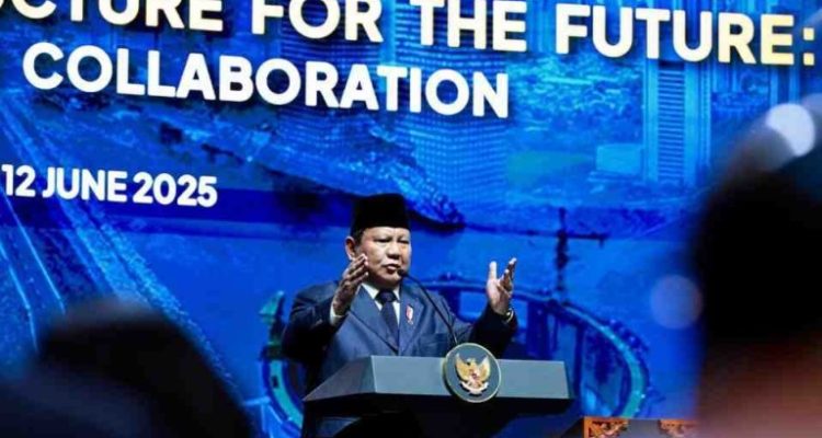 Presiden Prabowo dalam pidato kuncinya pada Konferensi Internasional Infrastruktur Tahun 2025 yang digelar di Jakarta Convention Center (JCC), Jakarta, pada Kamis, 12 Juni 2025. Foto: BPMI Setpres/Cahyo