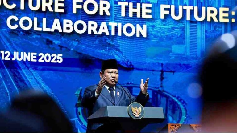 Presiden Prabowo dalam pidato kuncinya pada Konferensi Internasional Infrastruktur Tahun 2025 yang digelar di Jakarta Convention Center (JCC), Jakarta, pada Kamis, 12 Juni 2025. Foto: BPMI Setpres/Cahyo