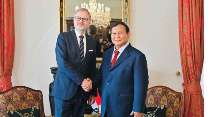 Presiden Republik Indonesia Prabowo Subianto menerima kunjungan Perdana Menteri (PM) Republik Ceko, Petr Fiala, di hotel tempat Presiden Prabowo singgah di Praha, pada Selasa, 17 Juni 2025. Foto: BPMI Setpres/Laily Rachev