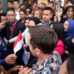 Diaspora Indonesia di St. Petersburg, Federasi Rusia menyambut kedatangan Presiden Prabowo di hotel tempatnya bermalam, pada Rabu, 18 Juni 2025. Foto: BPMI Setpres/Laily Rachev