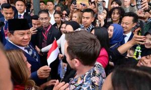 Diaspora Indonesia di St. Petersburg, Federasi Rusia menyambut kedatangan Presiden Prabowo di hotel tempatnya bermalam, pada Rabu, 18 Juni 2025. Foto: BPMI Setpres/Laily Rachev