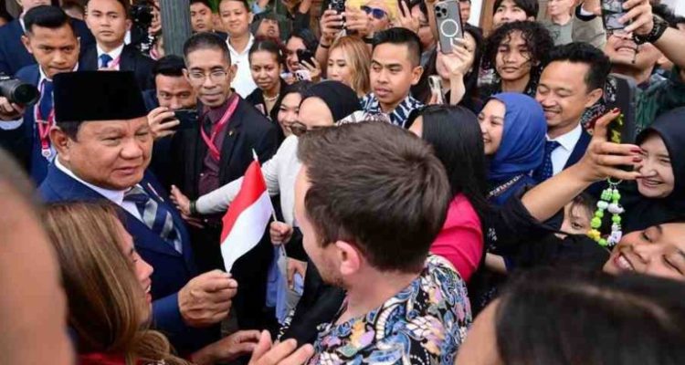 Diaspora Indonesia di St. Petersburg, Federasi Rusia menyambut kedatangan Presiden Prabowo di hotel tempatnya bermalam, pada Rabu, 18 Juni 2025. Foto: BPMI Setpres/Laily Rachev