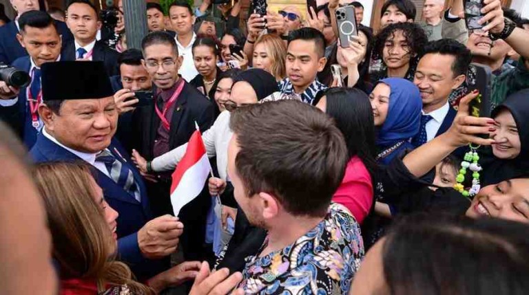 Diaspora Indonesia di St. Petersburg, Federasi Rusia menyambut kedatangan Presiden Prabowo di hotel tempatnya bermalam, pada Rabu, 18 Juni 2025. Foto: BPMI Setpres/Laily Rachev