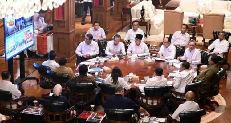 Presiden Prabowo Subianto kembali menggelar rapat terbatas di kediaman pribadinya di Hambalang, Kabupaten Bogor, pada Senin, 23 Juni 2025. Foto: BPMI Setpres/Muchlis Jr