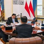 Prabowo Subianto memimpin rapat terbatas (ratas) bersama sejumlah menteri Kabinet Merah Putih di Istana Merdeka, Jakarta, Jumat (27/6/2025). Foto: BPMI Setpres/Laily Rachev