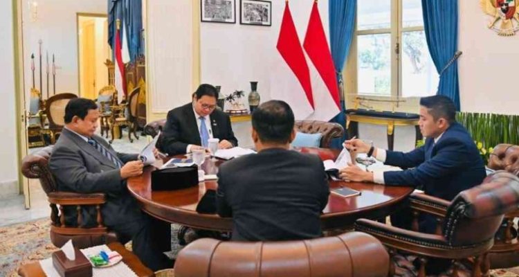 Prabowo Subianto memimpin rapat terbatas (ratas) bersama sejumlah menteri Kabinet Merah Putih di Istana Merdeka, Jakarta, Jumat (27/6/2025). Foto: BPMI Setpres/Laily Rachev