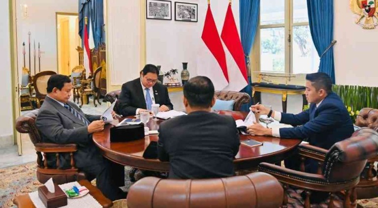 Prabowo Subianto memimpin rapat terbatas (ratas) bersama sejumlah menteri Kabinet Merah Putih di Istana Merdeka, Jakarta, Jumat (27/6/2025). Foto: BPMI Setpres/Laily Rachev