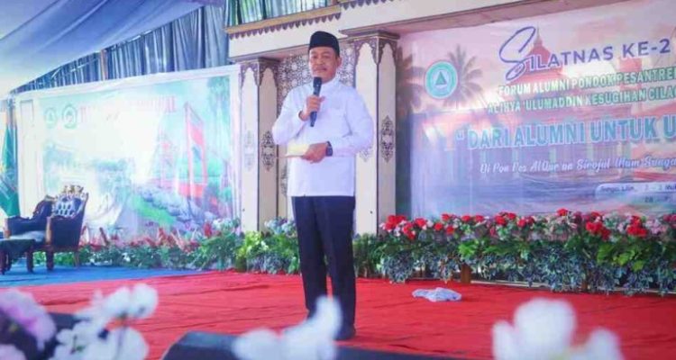 Kiyai Rohman, tampil sederhana namun kharismatik saat menghadiri Silaturahmi Nasional (Silatnas) ke-2 Forum Alumni Pondok Pesantren Al Ihya Ulumaddin Cilacap, Minggu (29/6/2025).