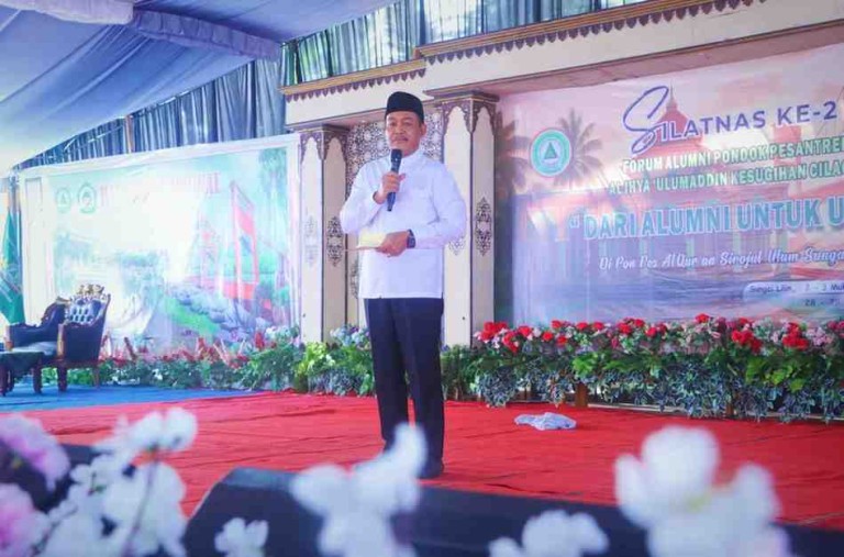 Kiyai Rohman, tampil sederhana namun kharismatik saat menghadiri Silaturahmi Nasional (Silatnas) ke-2 Forum Alumni Pondok Pesantren Al Ihya Ulumaddin Cilacap, Minggu (29/6/2025).