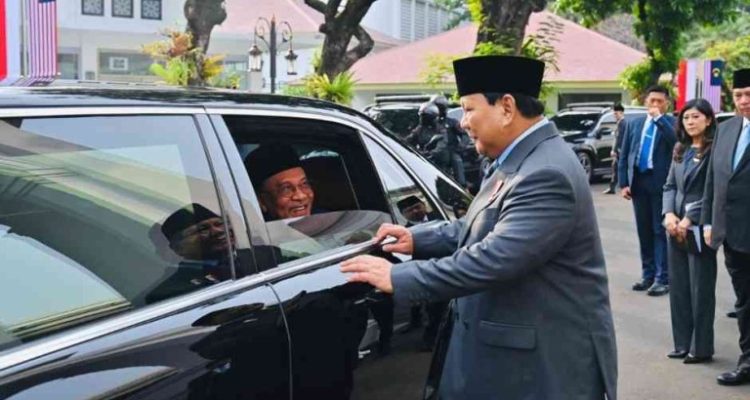 Presiden Republik Indonesia, Prabowo Subianto mengantarkan kepulangan Perdana Menteri Malaysia, Anwar Ibrahim dari Istana Merdeka, Jakarta, pada Jumat, 27 Juni 2025. Foto: BPMI Setpres/Laily Rachev