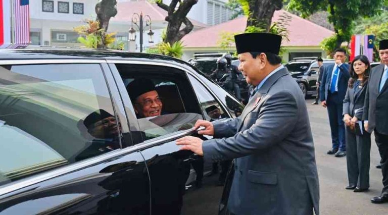 Presiden Republik Indonesia, Prabowo Subianto mengantarkan kepulangan Perdana Menteri Malaysia, Anwar Ibrahim dari Istana Merdeka, Jakarta, pada Jumat, 27 Juni 2025. Foto: BPMI Setpres/Laily Rachev